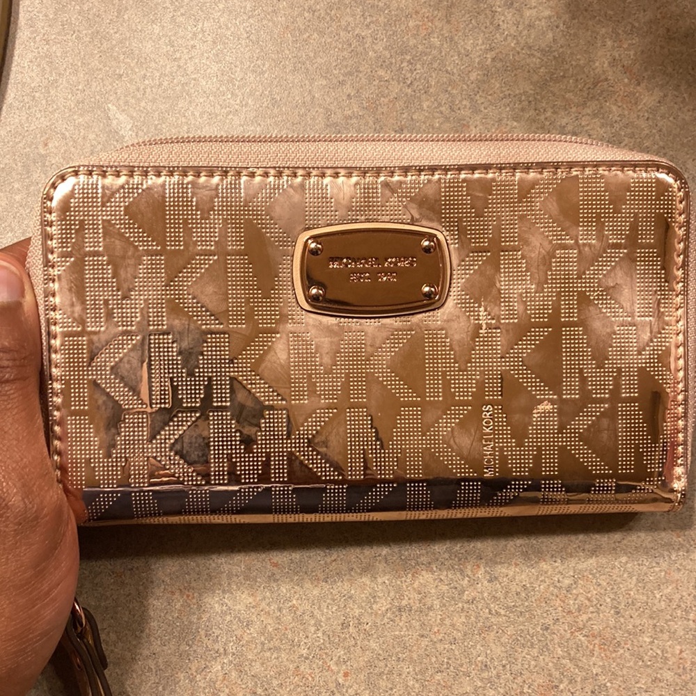 Micheal Kors rose gold wallet